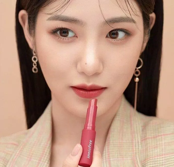 Mang ưu điểm của cả hai chất son lì và son tint, son sáp Innisfree Vivid Cotton Stick sẽ cho nàng một lớp finish lì và mịn trên môi (nguồn: Internet)