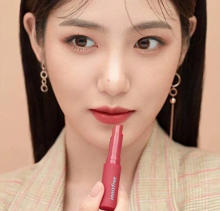 Mang ưu điểm của cả hai chất son lì và son tint, son sáp Innisfree Vivid Cotton Stick sẽ cho nàng một lớp finish lì và mịn trên môi (nguồn: Internet)