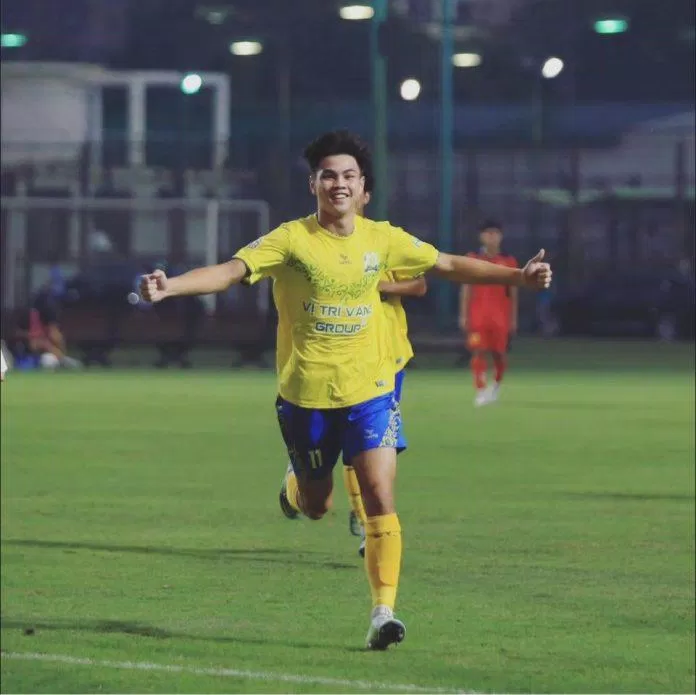 Những kinh nghiệm thu được từ chuyến tập huấn tại Đức cùng U17 Việt Nam và 2 tuần tập luyện tại đội trẻ của CLB Eintracht Frankfurt đã giúp Hoàng Minh Tiến trưởng thành nhanh chóng (Ảnh: Internet) Những kinh nghiệm thu được từ chuyến tập huấn tại Đức cùng U17 Việt Nam và 2 tuần tập luyện tại đội trẻ của CLB Eintracht Frankfurt đã giúp Hoàng Minh Tiến trưởng thành nhanh chóng (Ảnh: Internet)