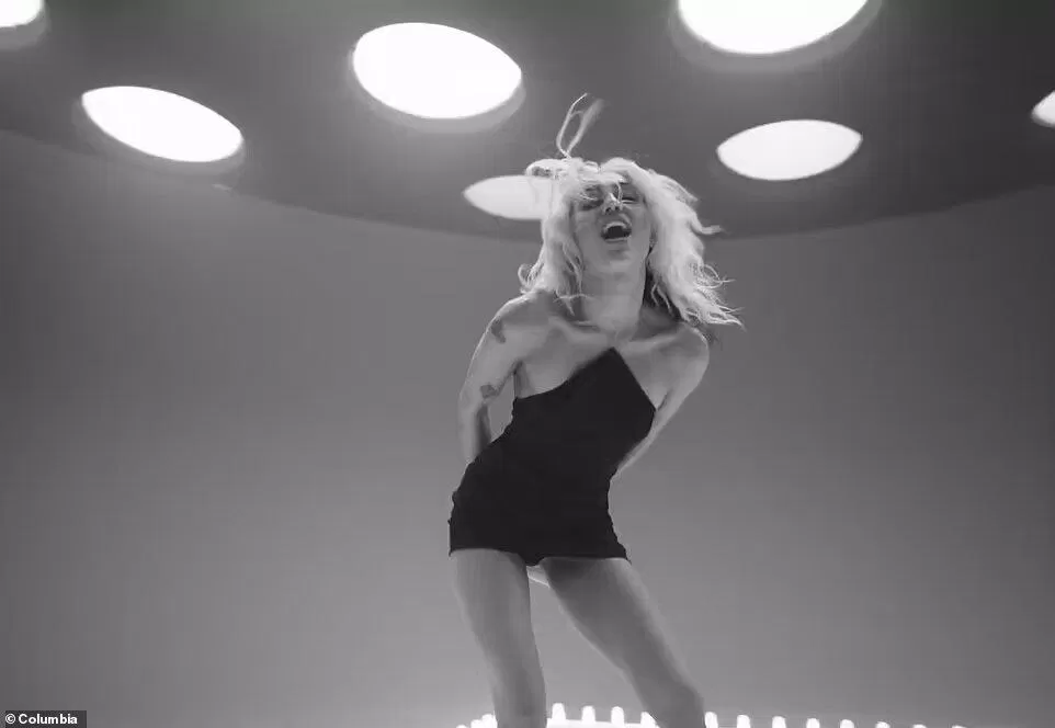 Miley hát về những cảm xúc "hồi sinh" sau tình yêu tan vỡ. (Ảnh: Internet) Miley hát về những cảm xúc "hồi sinh" sau tình yêu tan vỡ. (Ảnh: Internet)