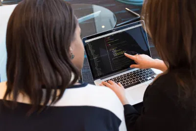 Sự tỉ mỉ là điểm mạnh của nữ giới trong lĩnh vực công nghệ (Ảnh: Internet) Sự tỉ mỉ là điểm mạnh của nữ giới trong lĩnh vực công nghệ (Ảnh: Internet)