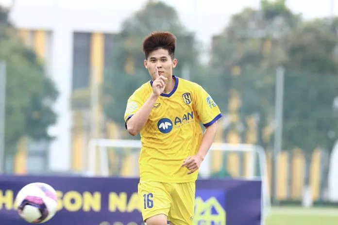 U17 Sông Lam Nghệ An giành chiến thắng đậm 4-0 trước U17 Hà Nội (Ảnh: Internet) U17 Sông Lam Nghệ An giành chiến thắng đậm 4-0 trước U17 Hà Nội (Ảnh: Internet)