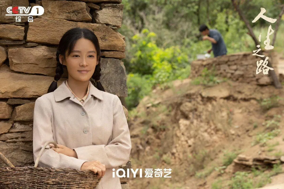 Lý Thấm không tiếc "bôi đen" bản thân để vào vai cô gái thôn quê. Nguồn: iQIYI