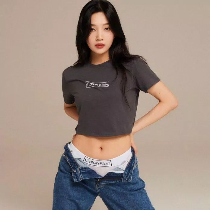 Joy tự tin khoe bụng phẳng lì trong các shoot hình (Ảnh: Internet)