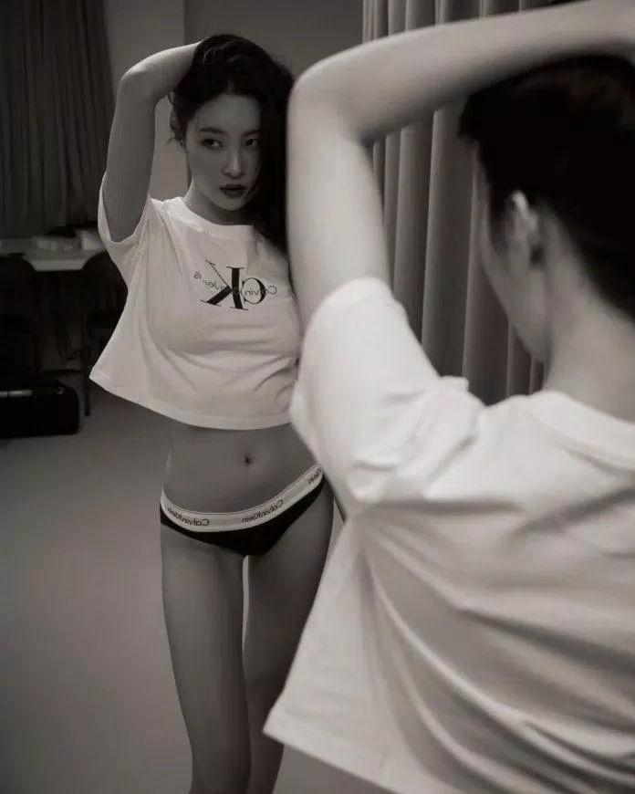 Nội y Calvin Klein càng làm nổi bật thêm vóc dáng quyến rũ của cô nàng (Ảnh: Internet)