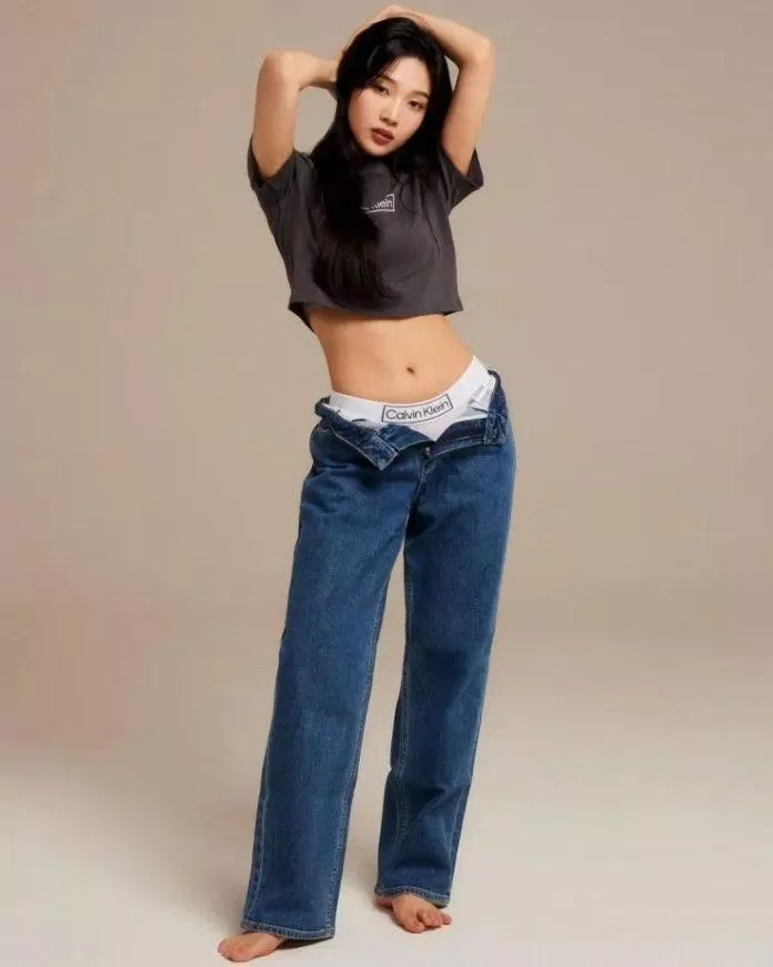 Chiếc quần jeans mở khóa khiến cho cô nàng càng thêm thu hút (Ảnh: Internet) Chiếc quần jeans mở khóa khiến cho cô nàng càng thêm thu hút (Ảnh: Internet)