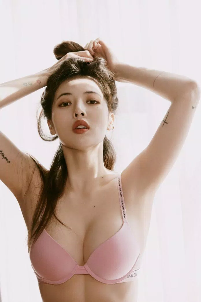 Vẻ quyến rũ được lột tả trong từng dáng "pose" (Ảnh: Internet)