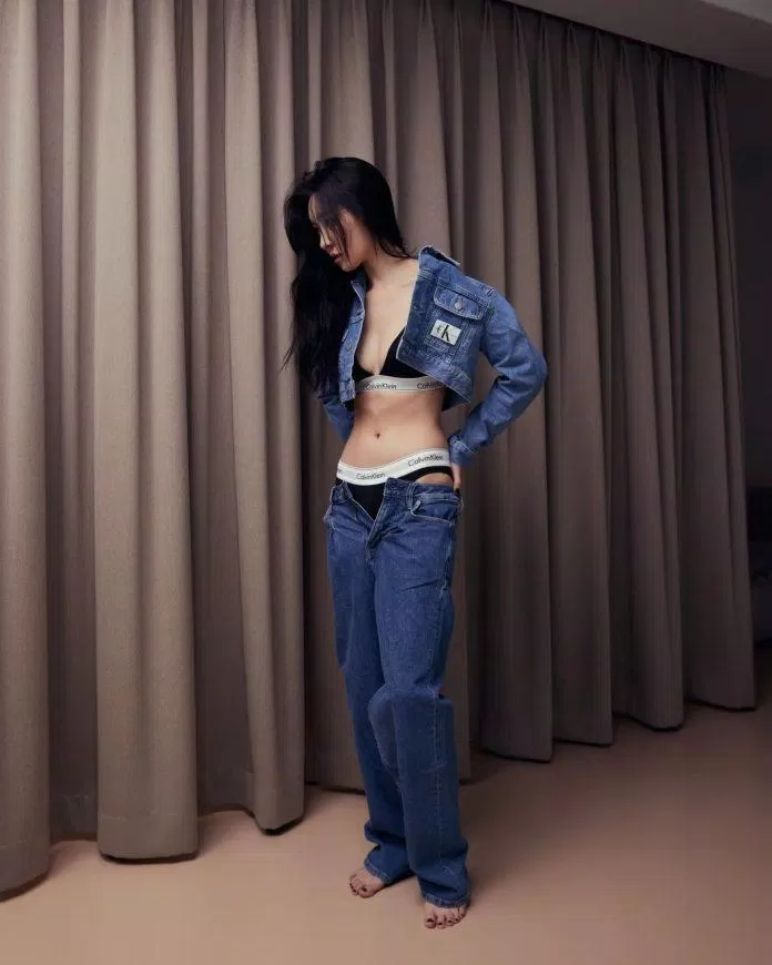 Sunmi với đồ jeans khỏe khoắn cùng nội y quyến rũ (Ảnh: Internet)