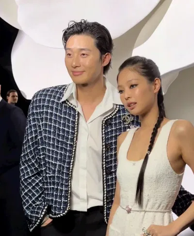 Park Seojoon và Jennie chụp ảnh chung. (Ảnh: Internet) Park Seojoon và Jennie chụp ảnh chung. (Ảnh: Internet)