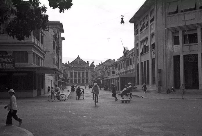 Ngã tư Paul Bert - Henri Rivie (nay là ngã tư Tràng Tiền - Ngô Quyền) (Nguồn: Internet) Ngã tư Paul Bert - Henri Rivie (nay là ngã tư Tràng Tiền - Ngô Quyền) (Nguồn: Internet)