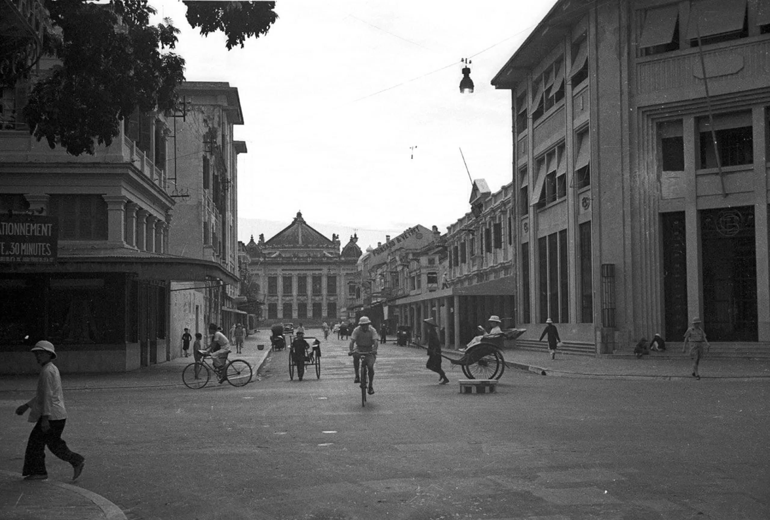 Ngã tư Paul Bert - Henri Rivie (nay là ngã tư Tràng Tiền - Ngô Quyền) (Nguồn: Internet) Ngã tư Paul Bert - Henri Rivie (nay là ngã tư Tràng Tiền - Ngô Quyền) (Nguồn: Internet)