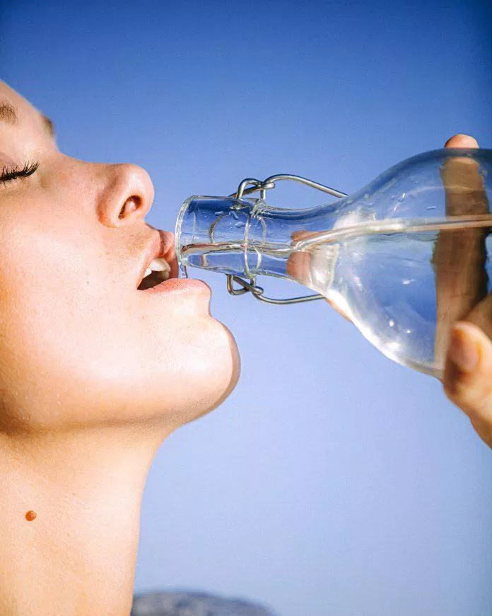 Uống nhiều nước để giải độc cơ thể. Nguồn: Internet.