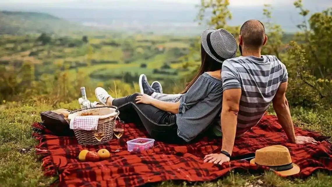 Quà sinh nhật cho nam: Chuyến du lịch, picnic (Ảnh: Internet)