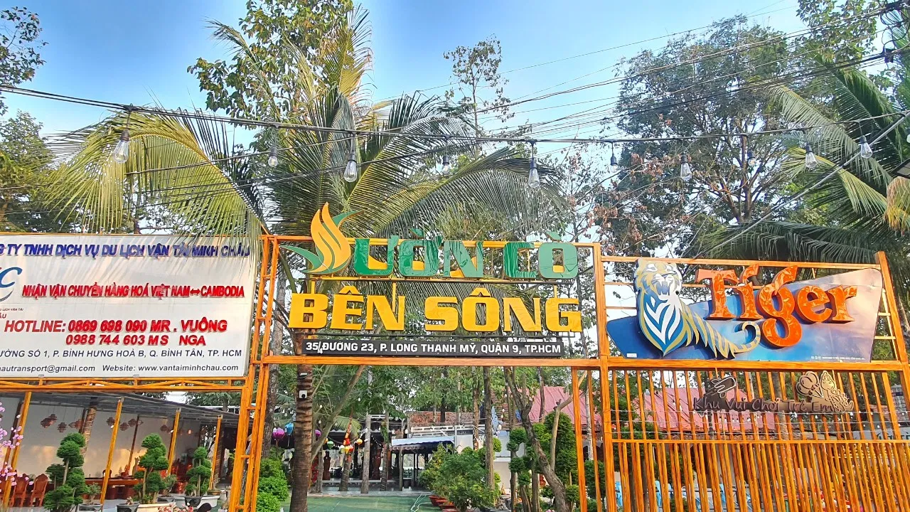 Không gian rộng rãi và chill, rất thích hợp cho những buổi tiệc, liên hoan.