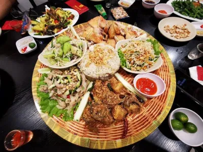 Gọi tên 15 quán ăn ngon Cầu Giấy hút khách nhất ăn ngon bánh mì chảo cột điện quán bún bó huế trịnh Cơm Tấm Tường Hân góc hà nọi quán hải sản bốn mùa hẻm quán chùa hà Kiều Hoa Quán lẩu hơi lẩu nướng safodi ngư quán đặc sản cá sông Nhà hàng Phương Nam nhất cháo quán ăn quán ăn ngon quán ăn ngon cầu giấy thông tin Trung Hoa