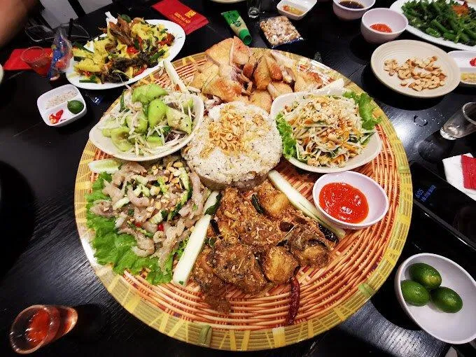 Gọi tên 15 quán ăn ngon Cầu Giấy hút khách nhất ăn ngon bánh mì chảo cột điện quán bún bó huế trịnh Cơm Tấm Tường Hân góc hà nọi quán hải sản bốn mùa hẻm quán chùa hà Kiều Hoa Quán lẩu hơi lẩu nướng safodi ngư quán đặc sản cá sông Nhà hàng Phương Nam nhất cháo quán ăn quán ăn ngon quán ăn ngon cầu giấy thông tin Trung Hoa