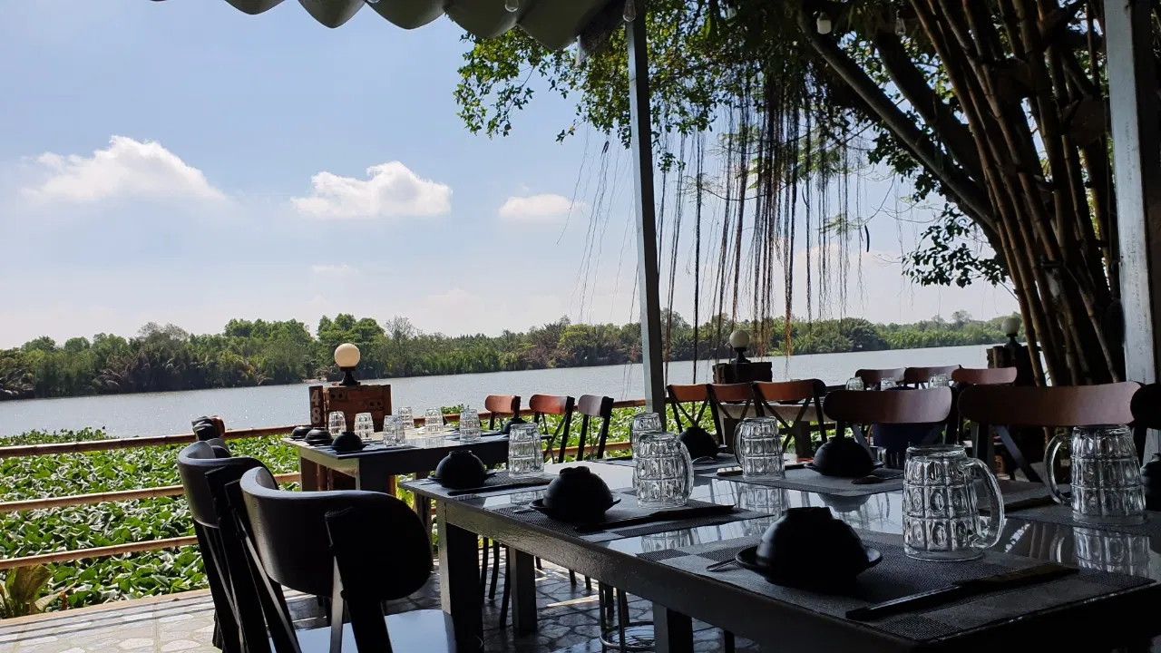 Bàn ngồi cạnh bờ sông thoáng và yên tĩnh.