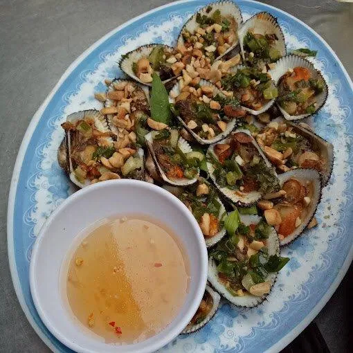 sò lông nướng mỡ hành là một trong những món "đỉnh" của quán - ảnh: internet