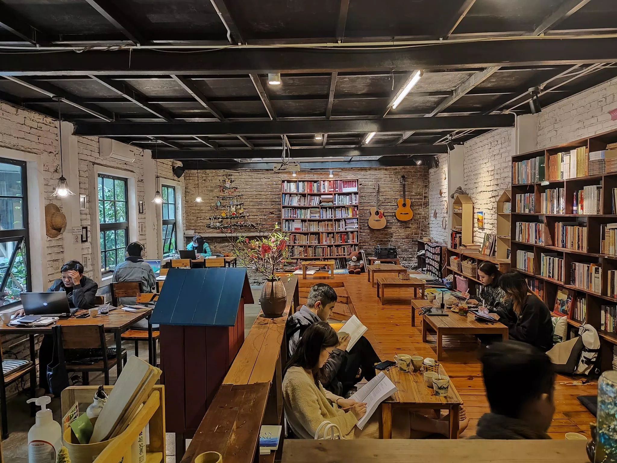 Top 15 quán cafe yên tĩnh ở Hà Nội cho bạn một không gian cực chill và thoải mái All Day Coffee Ba Đình Cafe Camy cafe đẹp cafe yên tĩnh Cầu Giấy DUNA Coffee Đống Đa Foglian Coffee Hà Nội Hoàn Kiếm Hub de Tana Coffee không gian La Farine Lermalermer Manoir Café Nhà trong ngõ quán cafe quán cafe yên tĩnh ở hà nội The Little Plan café The Wiselands Coffee thoải mái thông tin thủ đô thủ đô hà nội Timeline Coffee TỔ CHIM XANH BLUEBIRDS NEST Top 15 Tut Lang Thang Tea Coffee