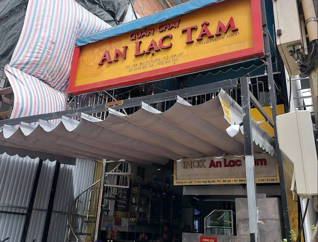 Không gian bên ngoài của quán. (Ảnh: Internet)