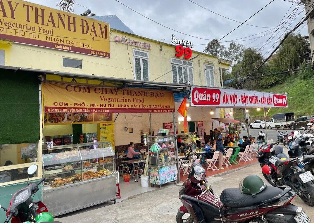 Không gian bên ngoài của quán. (Ảnh: Internet)