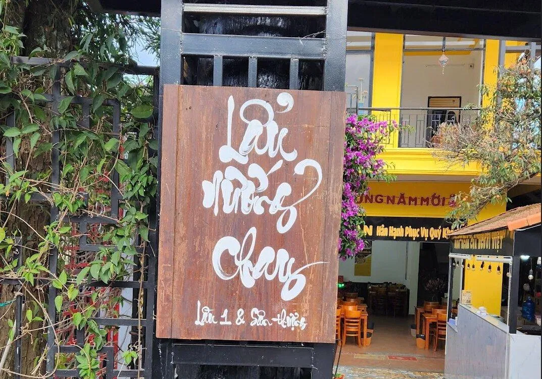 Không gian bên ngoài của quán. (Ảnh: Internet)