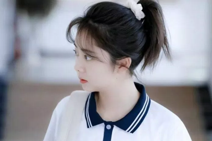 Đàm Tùng Vận trong bộ đồng phụ học sinh. Nguồn: iQIYI