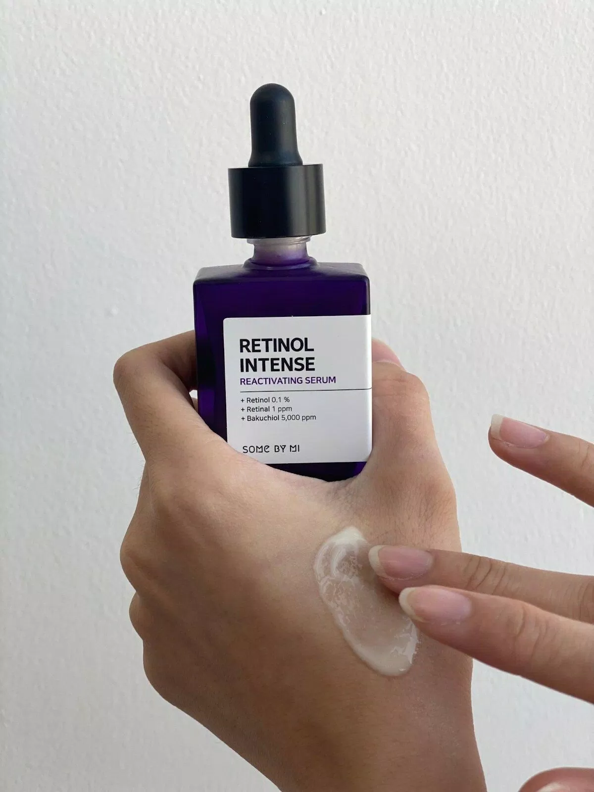 Retinol Serum của Some By Mi có màu vàng nhạt, dễ thoa lên mặt mà không gây bết dính.