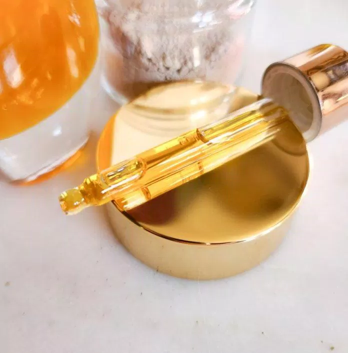 Những loại serum gốc dầu, chứa dầu khoáng nên được loại bỏ ra khỏi sự lựa chọn. (Nguồn: Internet).