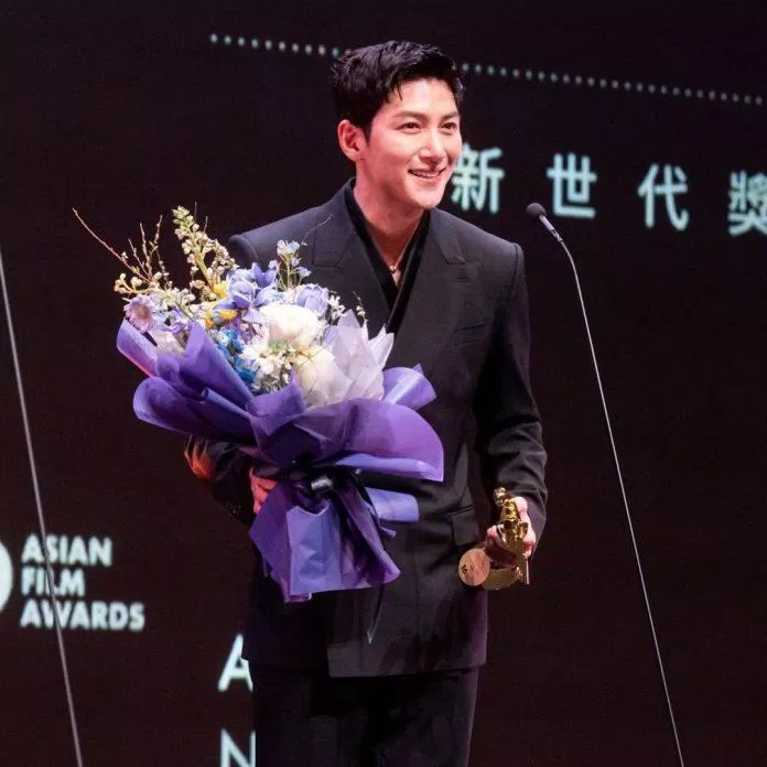 Hình ảnh nam diễn viên Ji Chang Wook lên bục nhận giải thưởng A Hình ảnh nam diễn viên Ji Chang Wook lên bục nhận giải thưởng A