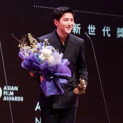 Hình ảnh nam diễn viên Ji Chang Wook lên bục nhận giải thưởng A Hình ảnh nam diễn viên Ji Chang Wook lên bục nhận giải thưởng A