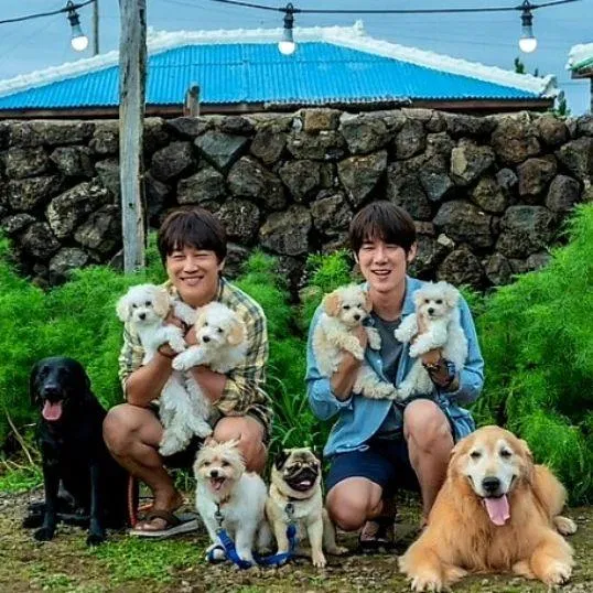 Hình ảnh những chú "Boss" bên cạnh hai anh "Sen" của mình (Ảnh: Instagram) Hình ảnh những chú "Boss" bên cạnh hai anh "Sen" của mình (Ảnh: Instagram)