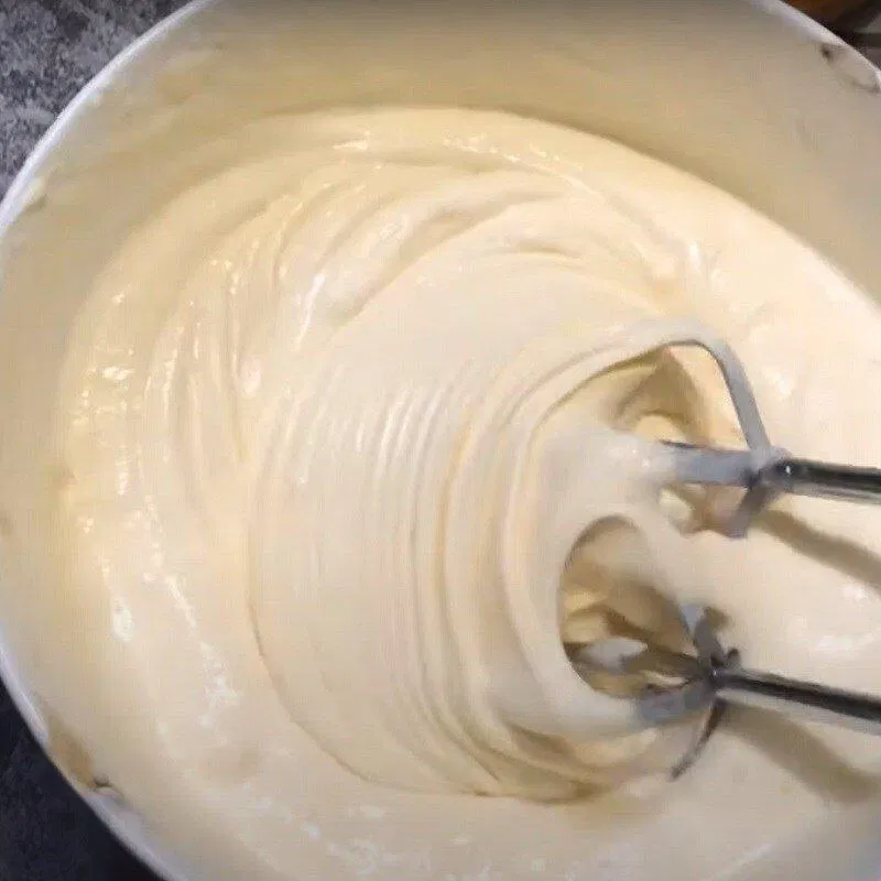 Làm sốt kem sữa (Ảnh: Điện Máy Xanh)