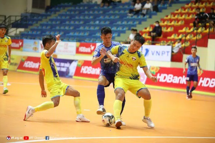 Mỗi CLB được đăng ký 1 ngoại binh và 1 cầu thủ quốc tịch nước ngoài gốc Việt Nam, đồng thời giữ nguyên thể thức thi đấu vòng tròn 2 lượt tính điểm xếp hạng chung cuộc. (Ảnh: Internet) Mỗi CLB được đăng ký 1 ngoại binh và 1 cầu thủ quốc tịch nước ngoài gốc Việt Nam, đồng thời giữ nguyên thể thức thi đấu vòng tròn 2 lượt tính điểm xếp hạng chung cuộc. (Ảnh: Internet)