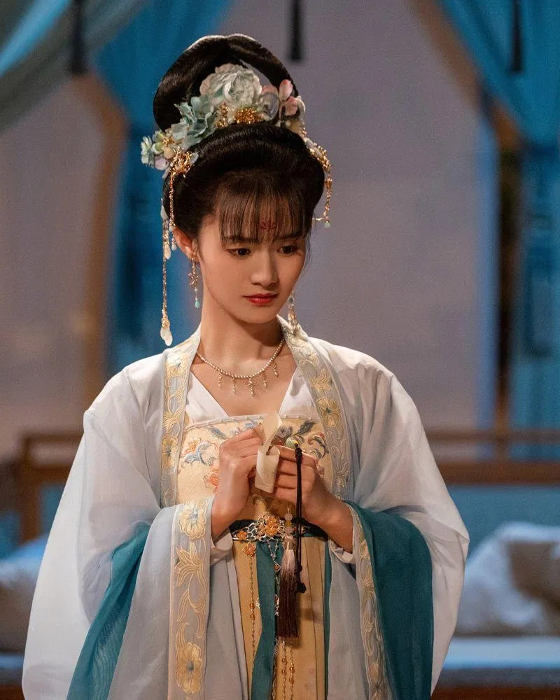 Khương San vai Đỗ Tú Oánh. Nguồn: WeTV