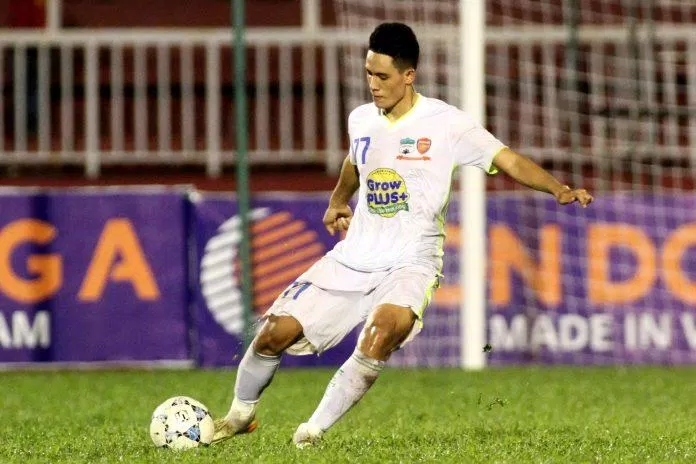 Ngay sau khi cùng các đồng đội giành chức vô địch U21 Việt Nam 2015, Thân Thắng Toàn ngay lập tức được đôn lên đội một ở mùa giải 2016 (Ảnh: Internet)