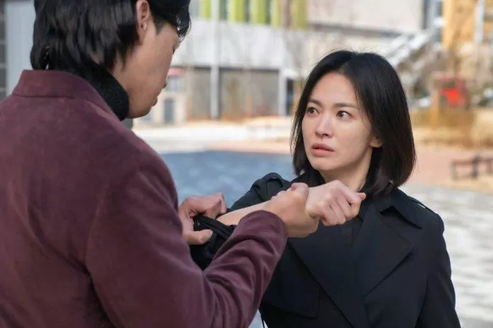 Cảnh Dong Eun (Song Hye Kyo) gặp lại kẻ đã lạm dụng mình sau nhiều năm trong The Glory (Ảnh: Internet)