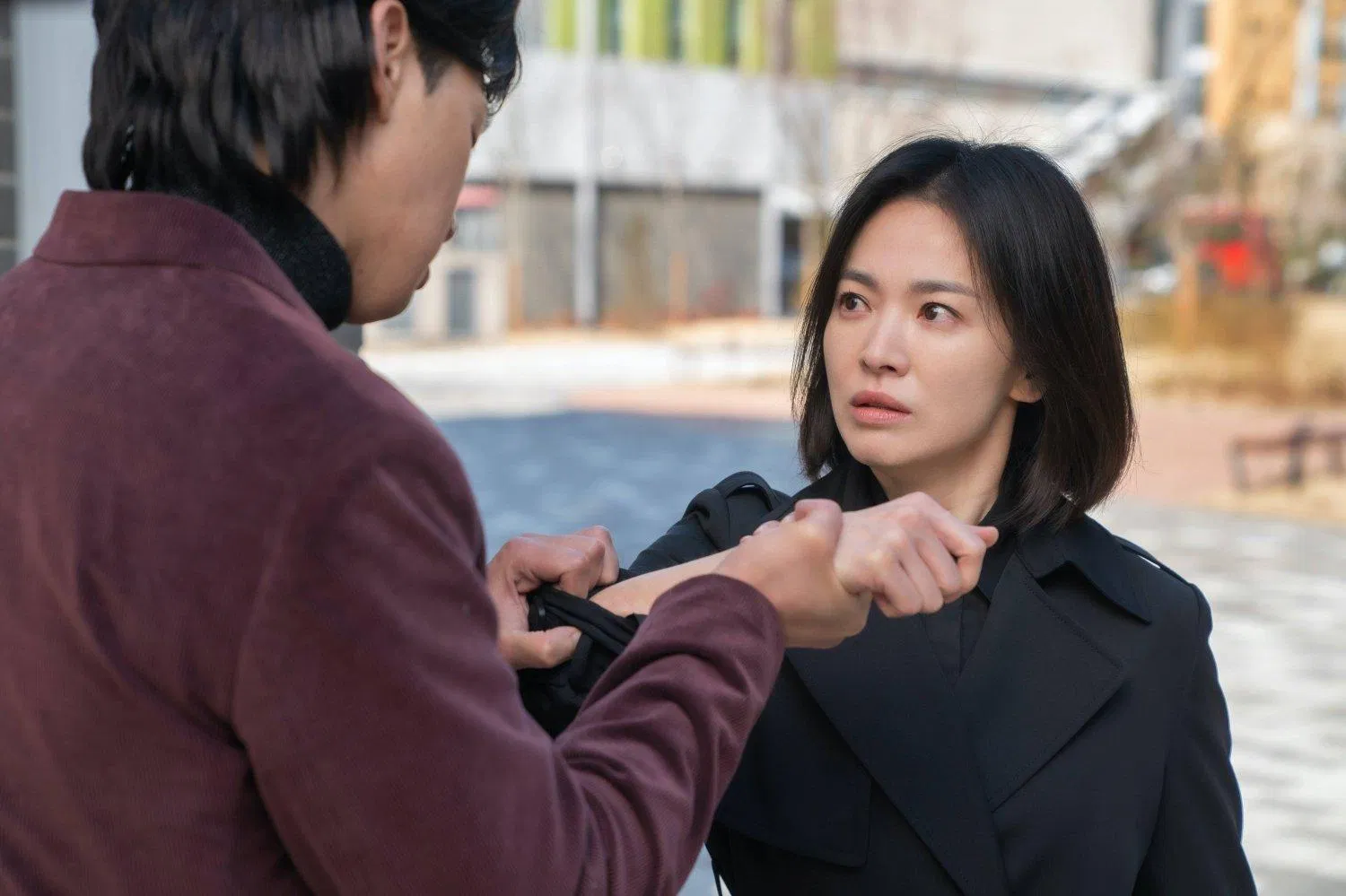 Cảnh Dong Eun (Song Hye Kyo) gặp lại kẻ đã lạm dụng mình sau nhiều năm trong The Glory (Ảnh: Internet) Cảnh Dong Eun (Song Hye Kyo) gặp lại kẻ đã lạm dụng mình sau nhiều năm trong The Glory (Ảnh: Internet)