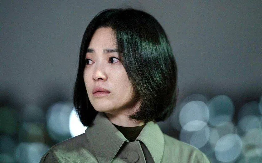 Vẻ mặt u buồn của Dong Eun do nữ diễn viên Song Hye Kyo thủ vai (Ảnh: Internet) Vẻ mặt u buồn của Dong Eun do nữ diễn viên Song Hye Kyo thủ vai (Ảnh: Internet)