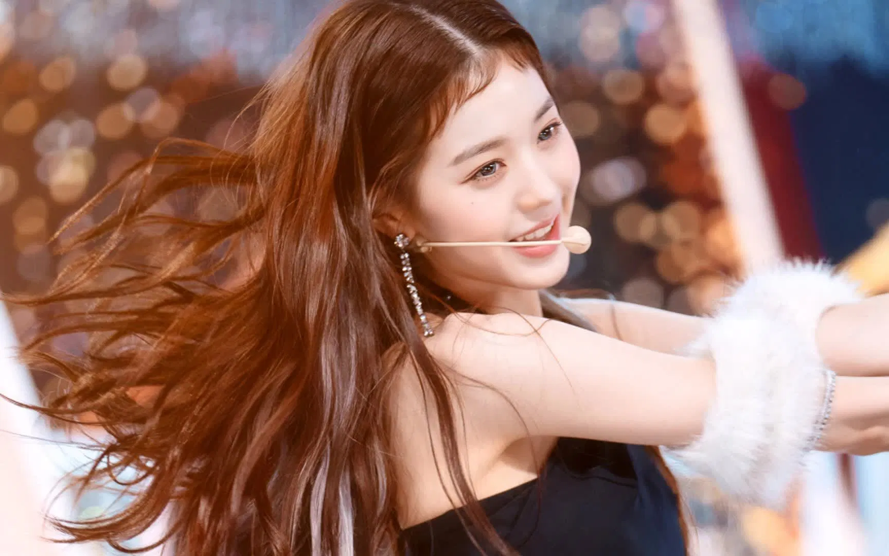 Jungkook không hề biết là sau lưng mình, chiếc mặt nạ bất cần đời của giáo sư Kim đã tuột xuống từ lúc nào. Gã ôm mặt, luồng không khí mệt mỏi bao kín quanh cơ thể. Một lúc sau, Kim Taehyung gọi điện thoại cho ai đó: “Hyung, đúng là nó rồi. Em không biết nữa… nó chỉ… đại loại là kiểu kéo người khác vào. Có một cậu bé, sinh viên tại ngôi trường này, chắc vậy, cậu ấy đang bị ảnh hưởng bởi nó.” Không biết đầu dây bên kia nói gì, Kim Taehyung chỉ ậm ừ rồi cúp máy. Gã thì thầm: “Hơn hai mươi mạng người như vậy vẫn chưa đủ cho mày sao?” Rồi gã đứng dậy đổ miếng bánh đang ăn dở vào thùng rác, cảm giác gờn gợn trong cổ khiến gã chẳng còn muốn nuốt xuống bất cứ thứ gì nữa. Taehyung tiến đến tấm bản đồ treo trên tường, gã ngẩn người nhìn những dấu màu đỏ đen khiến người ta có cảm giác như lửa và tro tàn kia. Chẳng lẽ chỉ có thể chờ tới khi máu của hậu duệ gia tộc họ Kim đã cạn khô thì lời nguyền này mới có thể thực sự kết thúc sao? *** Jungkook lao ầm ầm ra khỏi tòa nhà hành chính cũ, vẻ mặt cau có của cậu khiến tất cả mọi người thấy cậu trên đường đều phải né ra thật xa. Cái bụng đang réo lên ầm ầm càng khiến cái sự bực bội ấy tăng theo cấp số nhân, cậu nhịn đói cả ngày để được cái gì cơ chứ? Khác với một số người “tức đến no luôn” thì Jungkook lại là kiểu “càng cáu càng đói”, như cậu hay nói là không ăn thì lấy sức đâu mà cáu vậy. Ngay lúc cậu chuẩn bị đi kiếm cái gì đó lót dạ thì chợt phát hiện một bóng người quen thuộc đang đứng dưới hàng cây liễu bên hồ điều hòa, ngay gần cổng chính của đại học Silla. Đó là Choi Sooyoung, con gái của giáo sư Choi. So với vị giáo sư thỉnh thoảng lại đắm mình vào các giả thuyết lịch sử tới độ điên điên khùng khùng kia thì người chị hay mang đồ ăn đến cho đám sinh viên trợ thủ như Jungkook đáng yêu hơn nhiều. Jungkook ngần ngừ tiến đến gần. Cậu đoán chắc chị ấy lại tới trường để hỏi xem có thông tin gì về giáo sư Choi không cũng nên, nghe nói nhà họ chỉ có hai cha con nương tựa vào nhau, nếu chỉ còn một mình chị ấy… “Sooyoung noona?” Cô gái để tóc tém quay lại nhìn cậu, trông không có vẻ gì là ngạc nhiên khi thấy Jungkook. Tay cô cầm một chiếc vương miện vàng óng đính ngọc trai và các miếng ngọc lục bảo, tất cả đều được tạo hình một cách cực kì tinh xảo theo phong cách vương quốc Silla cổ. “Jungkookie.” Sooyoung cười rạng rỡ, có vẻ hơi rạng rỡ quá với một cô gái vừa mấy hôm trước còn phát điên tìm kiếm người cha mất tích. Jungkook gật đầu, ngắc ngứ một hồi, mắt dính chặt vào bụi cỏ bên chân mình. Cậu vốn không phải là người giỏi ăn nói, nhất là khi cần an ủi người khác: “Sooyoung noona, về chuyện giáo sư Choi, em nghĩ là…” “Ồ, đừng lo về vụ đó Kookie.” Sooyoung vui vẻ ngắt lời cậu: “Mọi chuyện đều ổn, chị tìm được cha rồi.” Jungkook ngẩng phắt lên: “Sao ạ? Đã tìm được giáo sư Choi ấy ạ?” “Phải.” Choi Sooyoung miết tay lên những đường nét tuyệt đẹp của chiếc vương miện, làn da trắng tái gần như trong suốt dưới ánh mặt trời: “Tìm được rồi. Cha vẫn khỏe, khỏe hơn bao giờ hết, nên đừng lo Jungkookie. Em có muốn đi cùng chị không? Đến chỗ của cha ấy?” Jungkook vẫn đang ngẩn người. Nếu giáo sư Choi vẫn đang khỏe mạnh, vậy thì thứ quái quỷ gì đang bám theo cậu vậy? Không lẽ đúng như tên hống hách họ Kim kia nói, chẳng có ma quỷ gì cả, chỉ là cậu đang hoang tưởng thôi sao? Phải đến lần thứ hai Sooyoung hỏi thì cậu mới giật mình thoát khỏi những dòng suy nghĩ đang tán loạn. Jungkook lắc đầu: “À không, không ạ, em nghĩ giáo sư mới về thì chắc còn nhiều chuyện phải sắp xếp lắm. Có lẽ để lần sau?” Sự thật là lúc này, cậu nghĩ mình chưa có đủ sự bình tĩnh để đối mặt với giáo sư Choi, hình ảnh bóng ma rữa nát bốc mùi thịt thối ấy vẫn còn bám chặt trong tâm trí cậu. Jungkook không dám chắc liệu mình có làm trò kì quái gì khi đối mặt với giáo sư Choi đâu. “Vậy ư?” Cô tiếc nuối nghiêng đầu: “Thực sự không được sao? Đáng tiếc thật đấy, đáng tiếc…” Jungkook không hiểu cô nói đáng tiếc cái gì. Lúc này mọi sự chú ý của cậu đang bị thu hút vào chiếc vương miện vàng kia. Đây là chiếc vương miện đẹp nhất mà cậu từng thấy, so với báu vật đang được trưng bày trong Viện Bảo tàng Quốc gia hay món trang sức từng xuất hiện trong bộ phim “Nữ hoàng Seondeok” đình đám một thời thì nó còn ấn tượng hơn nhiều. Cái cảm giác quyền lực mà ma mị của chiếc vương miện này thực sự có thể hút hồn người nhìn. “Đây là món đồ giả cổ đẹp nhất mà em từng thấy trong đời đấy.” Jungkook xuýt xoa. Bàn tay đang cầm chiếc vương miện của Choi Sooyoung nâng lên cao hơn, đôi môi trắng tái nở một nụ cười kì lạ: “Giả cổ ư?” Rồi cô đưa nó cho cậu: “Em có muốn cầm nó không?” Màu vàng bóng loáng như đang tan chảy của những chuỗi vàng đính trên vương miện khiến tay Jungkook ngứa ngáy. Nhưng trước khi Jungkook kịp trả lời thì tiếng bước chân rầm rập của các cô cậu sinh viên đang nói nói cười cười đi qua đã cắt ngang tất cả. Jungkook ngoái đầu nhìn theo tốp sinh viên ầm ĩ ấy một lúc, đến bây giờ cậu mới nhận ra nãy giờ ở đây yên ắng tới chừng nào. Cậu quay lại, định bụng sẽ tạm biệt Sooyoung nhưng trước mắt lại chẳng có ai cả. Con đường thẳng tắp trồng toàn liễu rủ vắng lặng như tờ, ngay cả tiếng chim hót ve kêu gì đó cũng không có. Jungkook nhún vai, có lẽ chị ấy có chuyện nên đã đi trước rồi, mặc dù có hơi khó hiểu Sooyoung đi kiểu gì mà biến mất tăm trên con đường không lối rẽ kia nhưng cái đói đã khiến đầu óc cậu mụ mẫm cả, chẳng suy nghĩ được gì nữa. Jungkook quay người rời đi, không chú ý tới dấu chân của mình đang in dấu trên lớp cỏ mềm sũng nước bao quanh hồ. Trên thảm cỏ xanh nõn ấy, từ đầu tới cuối chỉ có dấu chân của một mình cậu. *** Sau khi ăn một bụng bánh ngọt, Jungkook nhanh chóng về nhà. Vì đã từng gặp chuyện kia nên giờ cậu không dám về khuya nữa, mấy con đường tắt cũng không dám bén mảng vào, thà cuốc bộ gãy chân hay ngồi chết dí trên xe buýt ngửi mùi xăng lúc tắc đường (rồi nôn ra cả mật xanh lẫn mật vàng) còn hơn. Nhưng hôm nay Jungkook cảm thấy nhẹ nhõm hơn hẳn mọi khi. Xem này, Sooyoung noona nói là đã tìm được giáo sư Choi rồi, ông ấy còn hoàn toàn khỏe mạnh nữa. Vậy hẳn là mọi chuyện đã đâu vào đấy rồi đúng không? Trước nhà khoảng trăm mét đã thấy bóng Bam đứng đợi từ lúc nào, điều này càng khiến Jungkook vui hơn. Từ sau hôm đó, Bam đã chịu ở lại cùng cậu, tuy Jungkook vẫn để một ô cửa hông để Bam có thể rời đi bất cứ lúc nào nhưng đến hiện tại thì chú chó Doberman này có vẻ vẫn khá hài lòng với chủ nhân mới. Bằng chứng là ngày nào nó cũng ra đón cậu, thành thực mà nói, nếu không phải Jungkook ngăn cản thì Bam sẽ lẽo đẽo theo cậu tới tận trường luôn mất. Cậu hớn hở chạy về nhà, đã mở sẵn hai tay để đón Bam nhào vào lòng. Nhưng hôm nay Bam lại không vẫy đuôi tíu tít khi thấy Jungkook như mọi khi, nó lùi dần lại, đầu cúi thấp trong tư thế phòng thủ, trong cổ họng vang lên tiếng gầm gừ đe dọa. Jungkook ngẩn ra: “Bam? Con sao thế? Ba đây mà!” Nghe giọng nói quen thuộc, Bam ngẩn ra một lúc, nó không lùi lại nữa nhưng cũng không tiến lên. Chú chó này trông hoang mang như thể không nhận ra chủ nhân của mình vậy. Ngay khi Jungkook đang hết đường xoay xở thì cánh cửa nhà bên mở xoạch ra đi kèm với một giọng nói thiếu kiên nhẫn: “Đốt vía đi!” Cậu giật thót cả mình, quay lại thì thấy bà cụ Lee El đỏm dáng nhà hàng xóm đang lườm cậu đến cháy cả mắt. Trước khi kịp chào hỏi thì bà cụ nóng tính đã liên tục xua tay: “Chó mèo thông linh, nó có thể thấy được mấy thứ không sạch sẽ đấy. Đốt vía đi chứ đừng mang mấy thứ đó vào nhà, tổ tiên cũng không bảo vệ được cháu đâu.” Jungkook sởn da gà trước lời cảnh báo ấy. Đừng nói là hiện tại cậu đã chứng kiến vài thứ không được khoa học cho lắm, ngay cả trước kia mà nghe bà Lee El nói thế thì cậu cũng sẽ sợ rúm ró thôi. Bà cụ vốn là pháp sư Shaman nổi danh vùng này, nghe nói là dòng dõi của những pháp sư giỏi nhất từng phục vụ cho cả hoàng gia trong quá khứ nữa kìa. Thấy cậu nhóc mặt mũi tái mét đứng đơ ra đó, bà thở dài một hơi, lúi húi lôi từ trong tay áo ra một hộp diêm và một mảnh giấy rồi đốt nó lên. Bà cụ quăng mảnh giấy xuống đất, ngay trước mũi chân cậu rồi ra lệnh: “Nhảy qua nó đi, bảy lần!” Jungkook luống cuống làm theo. Kì lạ làm sao, ngay sau khi cậu bước qua ngọn lửa đủ bảy lần thì mảnh giấy tắt ngấm, Bam cũng thôi không sủa nữa. Chú chó cưng dè dặt tiến đến bên chân cậu ngửi ngửi rồi nhanh chóng lao vào lòng Jungkook dụi lấy dụi để. Cậu cúi người ôm Bam, để mặc nó liếm loạn khắp mặt trong khi vẫn đang nhìn bà Lee El, ánh mắt cầu xin. Bà cụ lắc đầu: “Hiện giờ thì không sao rồi. Nhưng rốt cuộc thì hôm nay cháu đã gặp thứ quái quỷ gì thế hả?” Jungkook trầm mặc. Mọi người cậu gặp, mọi nơi cậu đi hôm nay đều hoàn toàn bình thường mà, tất cả đều đã lặp đi lặp lại cả ngàn lần rồi, nếu có chuyện thì đã sớm có chuyện từ lâu, sao có thể… Từ từ, nếu nói có gì đó khác biệt thì chỉ có hai người: Kim Taehyung và… Choi Sooyoung! Jungkook lặng lẽ cảm ơn bà Lee El rồi vào nhà. Cậu đổ thức ăn ra cho Bam rồi ngồi thần ra trên sofa nhìn vào khoảng không trước mắt, chẳng thèm thay đồ lẫn rửa mặt. Đáng lẽ cậu sẽ nấu cái gì đó cho bữa tối, nhưng giờ thì chẳng thấy đói nữa, sơn hào hải vị có bày ra trước mắt cũng không nuốt nổi. Hôm nay chỉ có hai người kia là lạ mà thôi. Tuy Jungkook rất muốn nghĩ kẻ có vấn đề là Kim Taehyung, nhưng cậu biết người mình thực sự nghi ngờ là Choi Sooyoung, dù không có lí do gì cụ thể. Có lẽ vì Kim Taehyung xấu tính quá rõ ràng chăng? Jungkook thở dài, cứ nghĩ là từ giờ mọi chuyện sẽ đâu vào đấy, nào ngờ… Cậu lắc đầu, đứng dậy đi tắm, lướt qua những chồng tư liệu chất lộn xộn trên mặt bàn. Mấy tờ giấy bị cậu va vào xô lệch, để lộ ra một bản thảo đã cũ: “Trành Quỷ, hay còn gọi là ma Trành, ma cọp vồ, trong văn hóa mê tín dân gian là người chết oan, bị hổ ăn thịt khi còn chưa tận số, phải bắt được người thế thân thì mới có thể siêu thoát và đầu thai…”