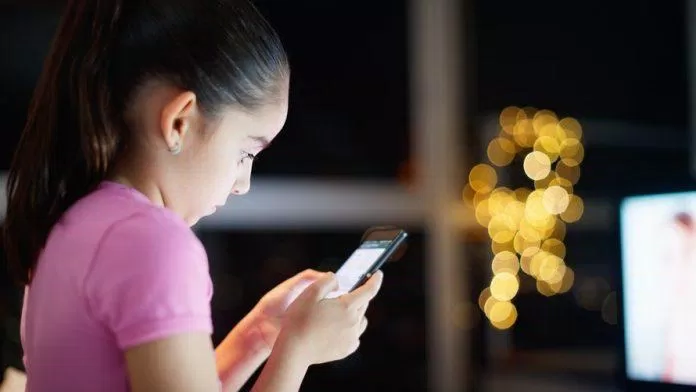 TikTok khuyến cáo các bậc phụ huynh cần theo dõi con mình để các em có khoảng nghỉ ngơi hợp lý khi sử dụng mạng xã hội (Ảnh: Internet) TikTok khuyến cáo các bậc phụ huynh cần theo dõi con mình để các em có khoảng nghỉ ngơi hợp lý khi sử dụng mạng xã hội (Ảnh: Internet)