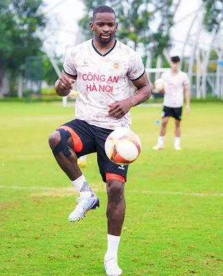tiền đạo Juvhel Tsoumou Fred đã bình phục chấn thương và trở lại tập luyện cùng với CLB CAHN