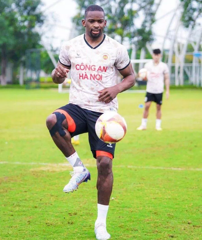 Tiền đạo Juvhel Tsoumou Fred đã bình phục chấn thương và trở lại tập luyện cùng với CLB CAHN (Ảnh: Internet)