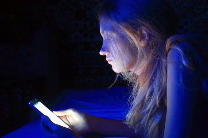 Ánh sáng xanh xuất hiện nhiều khi tiếp xúc với các thiết bị điện tử (Ảnh: Internet).