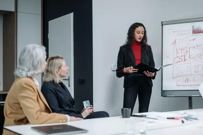 Dù ở vai trò nào, người làm MarCom cũng cần có kiến thức xây dựng chiến lược marketing đa kênh (Ảnh: Internet) Dù ở vai trò nào, người làm MarCom cũng cần có kiến thức xây dựng chiến lược marketing đa kênh (Ảnh: Internet)