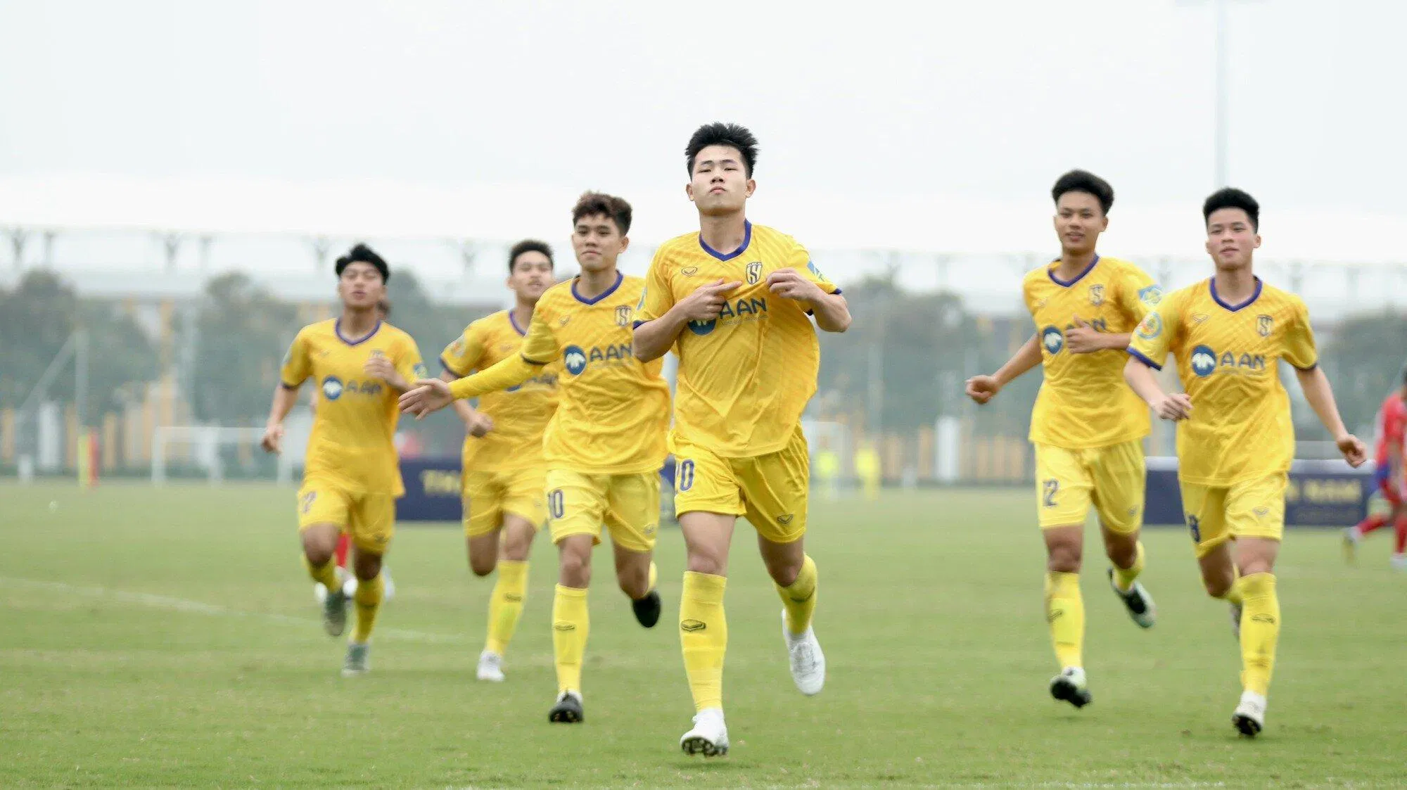 U17 Sông Lam Nghệ An trở thành đội bóng đầu tiên giành vé vào vòng tứ kết (Ảnh: Internet) U17 Sông Lam Nghệ An trở thành đội bóng đầu tiên giành vé vào vòng tứ kết (Ảnh: Internet)