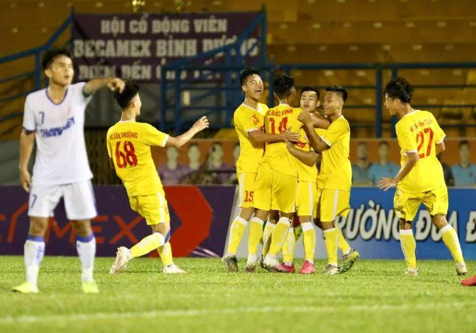 Các đội thi đấu vòng tròn 2 lượt tại địa phương đăng cai. Tính điểm xếp hạng ở mỗi Bảng. 5 đội xếp thứ Nhất, 5 Đội xếp thứ Nhì và 1 đội xếp thứ ba có thành tích tốt nhất ở 5 Bảng vào VCK (Ảnh: Internet) Các đội thi đấu vòng tròn 2 lượt tại địa phương đăng cai. Tính điểm xếp hạng ở mỗi Bảng. 5 đội xếp thứ Nhất, 5 Đội xếp thứ Nhì và 1 đội xếp thứ ba có thành tích tốt nhất ở 5 Bảng vào VCK (Ảnh: Internet)