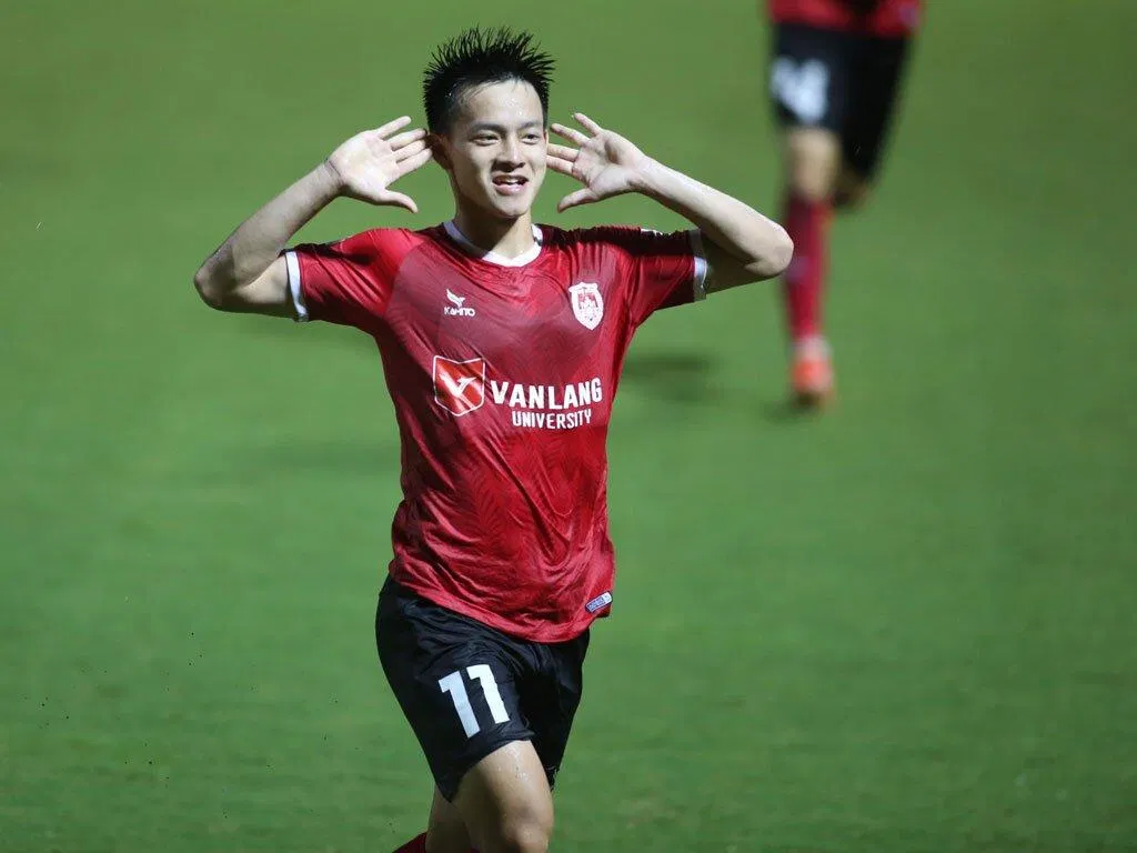 Anh sở hữu nguồn thể lực dồi dào với biệt danh "Người không phổi", luôn tích cực hỗ trợ các đồng đội trong khâu phòng ngự (Ảnh: Internet) Anh sở hữu nguồn thể lực dồi dào với biệt danh "Người không phổi", luôn tích cực hỗ trợ các đồng đội trong khâu phòng ngự (Ảnh: Internet)