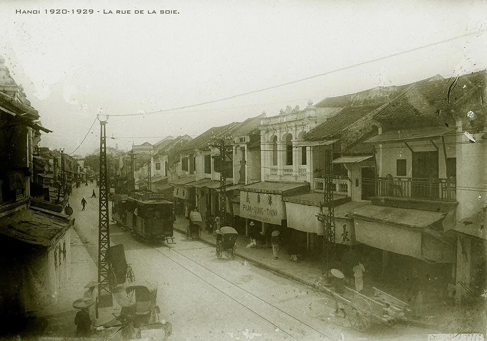 Hình ảnh xe điện đang chạy trên phố La rue de la Soie, nay là phố Hàng Đào (Nguồn; Internet) Hình ảnh xe điện đang chạy trên phố La rue de la Soie, nay là phố Hàng Đào (Nguồn; Internet)