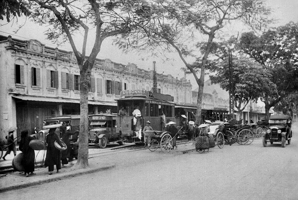 Đây là bến xe điện Hà Đông - điểm cuối của tuyến xe là bến Bờ Hồ (Hồ Hoàn Kiếm) - dài 12km (Nguồn: Internet) Đây là bến xe điện Hà Đông - điểm cuối của tuyến xe là bến Bờ Hồ (Hồ Hoàn Kiếm) - dài 12km (Nguồn: Internet)
